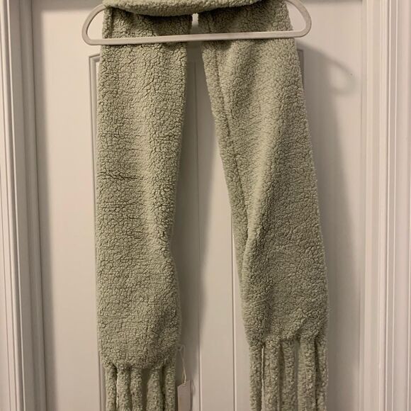 Avenue Zoe Mint Scarf with Pockets and Fingers NWT - Picture 5 of 5